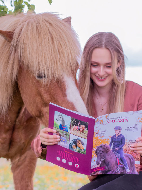 Pferd und Mensch betrachten Magazin