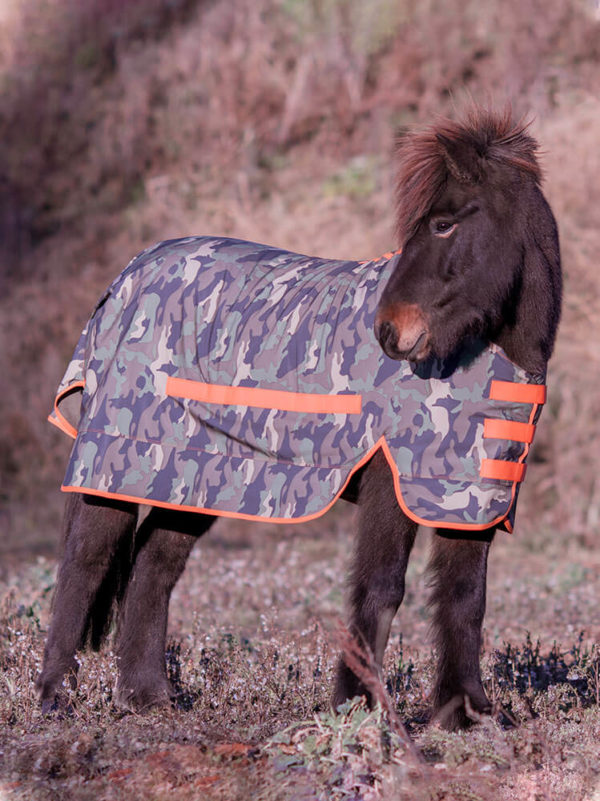 Isländer trägt Regendecke in Camouflage Orange