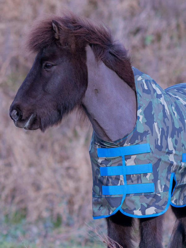 Islandpferd trägt Regendecke in Camouflage Azur