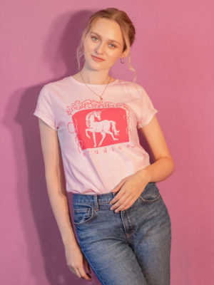 Frau-traegt-Rosa-Tshirt-mit-toeltendem-Einhorn