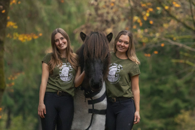 Zwei Frauen mit Pferd tragen Tshirt Save my Planet