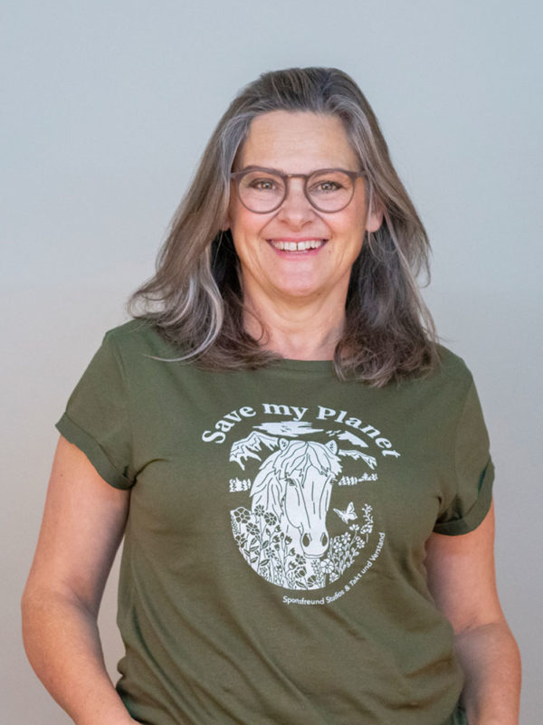 Frau mit Islandpferde Tshirt zum Umweltschutz